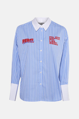 Blauw gestreept overhemd met lange mouwen van COLOURFUL REBEL, met witte kraag en manchetten, en rode tekst op de borst.
