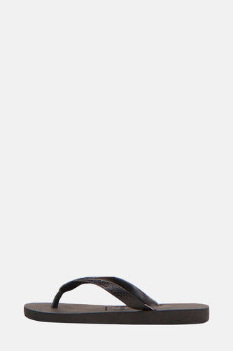 Zwarte slippers van Havaianas met merknaam op de band, in zijaanzicht.