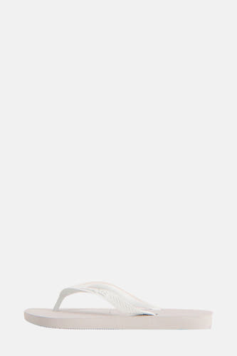 Chaussons blancs Havaianas avec une subtile texture sur la semelle et les lacets, en perspective latérale.