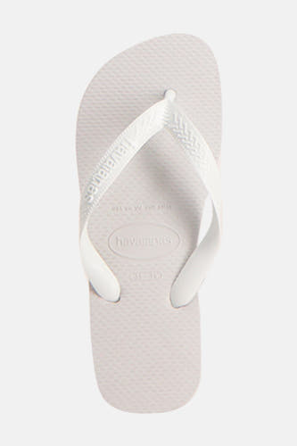 Chaussons blancs Havaianas, avec des détails de logo subtils sur les sangles et une texture finement rayée.