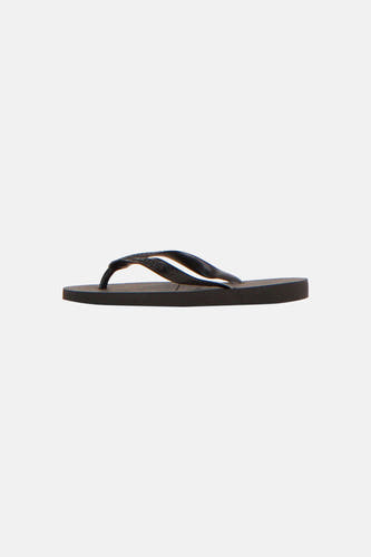 Zwarte slippers van Havaianas met gestreepte zool en bandjes met merknaam, in zijaanzicht.