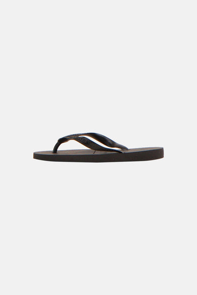 Zwarte slippers van Havaianas met gestreepte zool en bandjes met merknaam, in zijaanzicht.