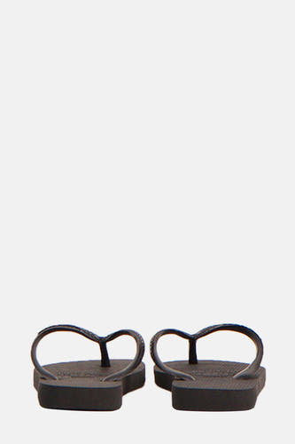 Zwarte slippers van Havaianas, gezien van achteren met een effen zool en bandjes.
