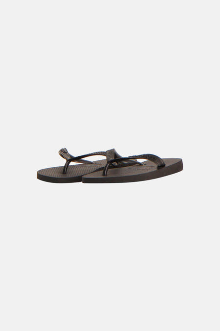 Zwarte slippers van Havaianas met gestructureerde bandjes en zool.