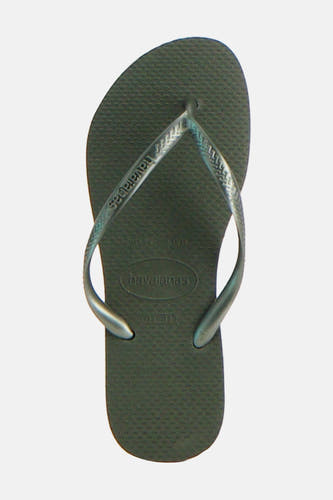 Kaki slippers van Havaianas met zilverkleurige bandjes voorzien van een ingeweven patroon.
