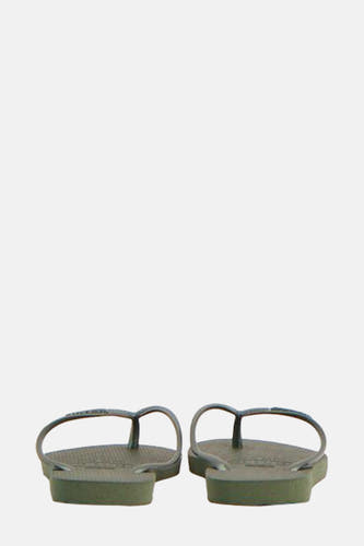 Groene slippers van Havaianas in kikkerperspectief.