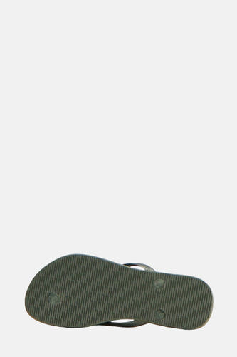 Kakikleurige slippers van Havaianas met gestreept profiel op een effen achtergrond.
