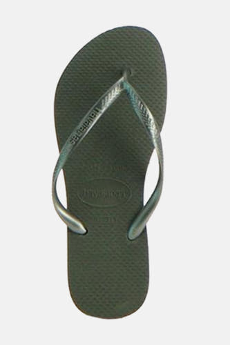 Kaki slippers van Havaianas, met textuur op de zool en bandjes met ingeweven logo.
