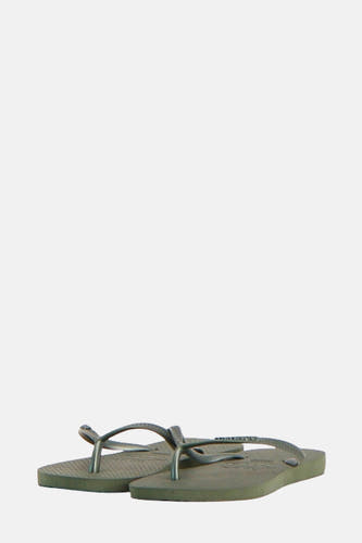 Kaki slippers van Havaianas, met subtiele ribbels op de zool en bandjes.
