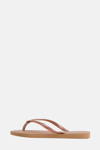 Roze slippers van Havaianas met gevlochten bandjes, in zij-aanzicht.
