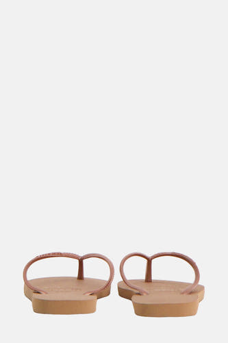 Roze slippers van Havaianas, met een gladde textuur en een eenvoudige band over de voet.
