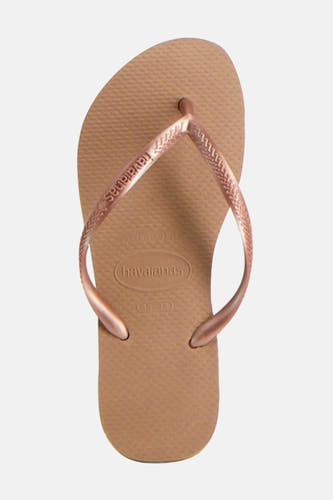 Roze slippers van Havaianas met een fijn textuur op het voetbed en bandjes met een gevlochten patroon.
