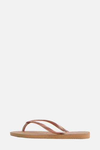 Roze slippers van Havaianas, zijaanzicht van de teenslipper met gevlochten bandjes.
