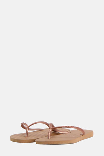 Roze slippers van Havaianas, met een gestreept voetbed en gladde bandjes.
