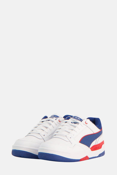 Meerkleurige sneakers van PUMA, met witte veters en details in blauw en rood.
