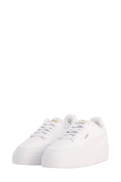 Witte sneakers van PUMA, met een gladde afwerking en platte veters.