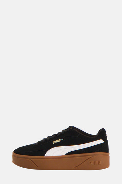 Zwarte sneakers van PUMA, met een witte streep en een bruine zool.
