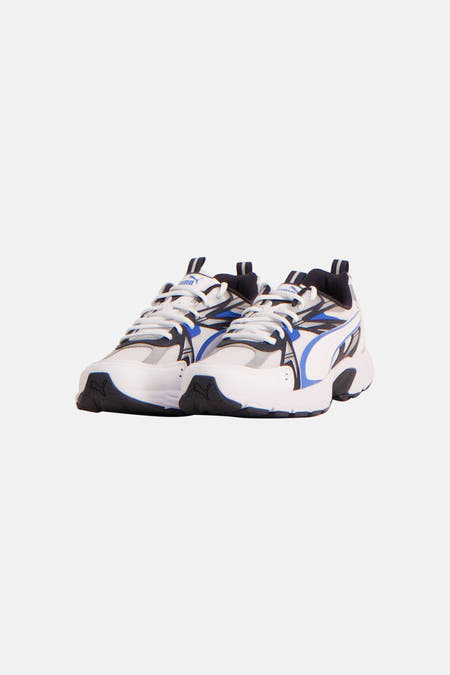 Baskets blanches Puma, avec des accents bleus et un look sportif, vues de dos.