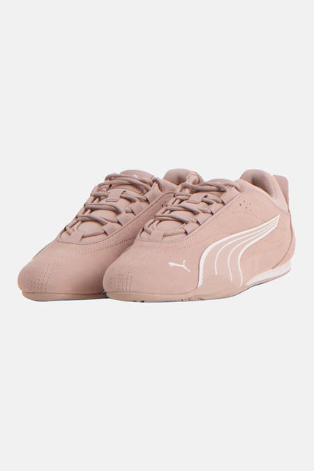 Roze sneakers van PUMA met witte strepen en veters.
