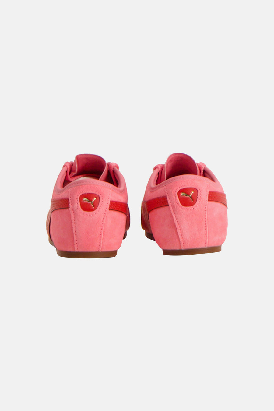 Roze sneakers van PUMA, gezien van achteren, met suède textuur en rode details.