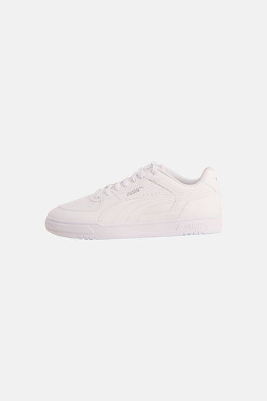 Witte sneakers van PUMA, in een zij-aanzicht en met veters.