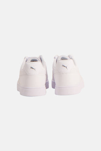 Witte sneakers van PUMA, gezien van achteren met een zilverkleurig logo.