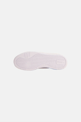 Sneakers blanches de PUMA, avec une semelle rayée et le logo de la marque sur la talon.