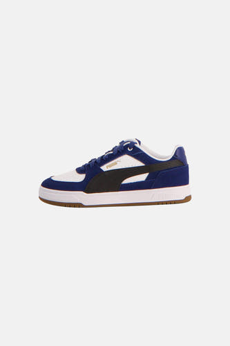 Baskets bleues de PUMA, avec une bande noire et une semelle blanche, en vue latérale.