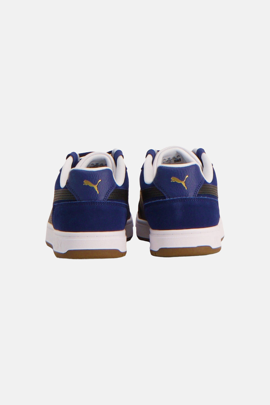 Baskets bleues PUMA avec semelles blanches et un logo doré sur le talon.