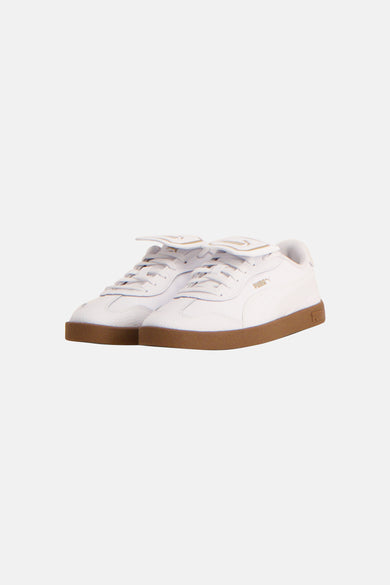 Witte sneakers van PUMA met bruine zolen.