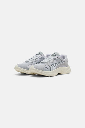Twee grijze sneakers van PUMA met een dikke, crèmekleurige zool en witte strepen aan de zijkant.