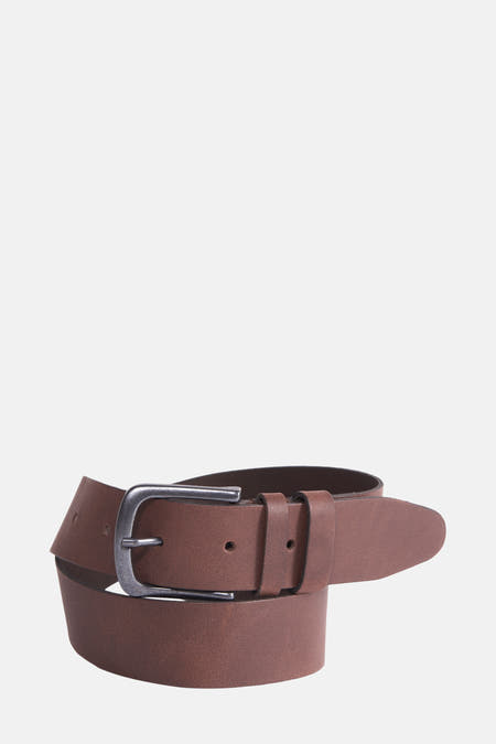 Ceinture marron de Petrol Industries avec boucle en argent et texture en cuir.
