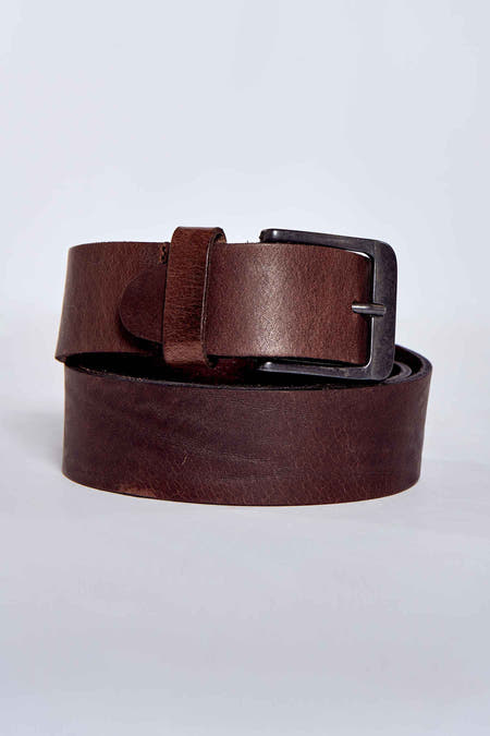 Ceinture brune de Petrol Industries avec une boucle métallique, roulée et posée sur un fond clair.