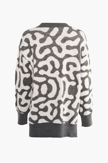 Sweat-shirt gris avec col rond de 24 couleurs, avec un motif abstrait gris et blanc.