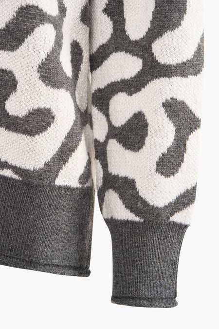 Sweat-shirt gris de 24 couleurs avec un motif à carreaux blanc et gris, gros plan des manches.