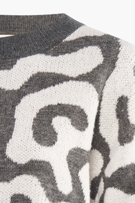 Sweat-shirt gris avec col rond de 24 couleurs, avec un motif blanc.