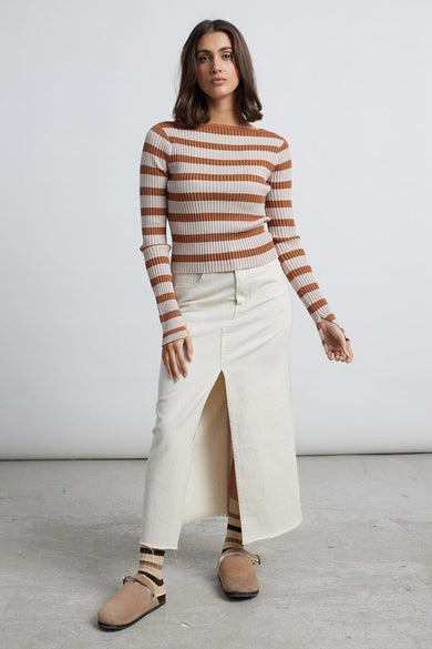Gilet beige à col rond de 24 couleurs, avec des rayures brunes et un effet côtelé.