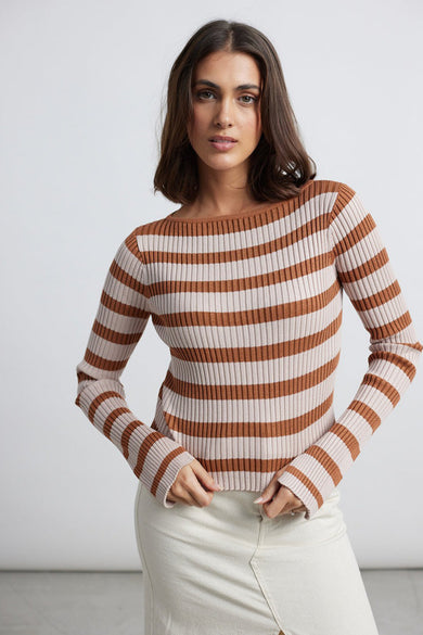 Gilet beige à col rond de 24 couleurs, avec des rayures brunes et des manches longues, porté avec une jupe écru.