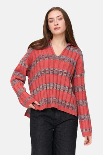 T-shirt rose à col V de 24 Colleurs, avec des rayures horizontales et une coupe décontractée, porté avec un pantalon foncé.