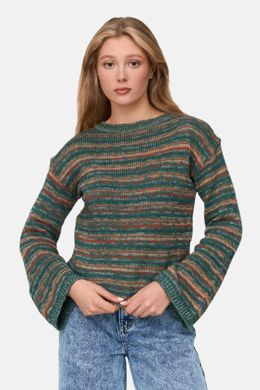 Vrouw in gestreepte trui en spijkerbroek.