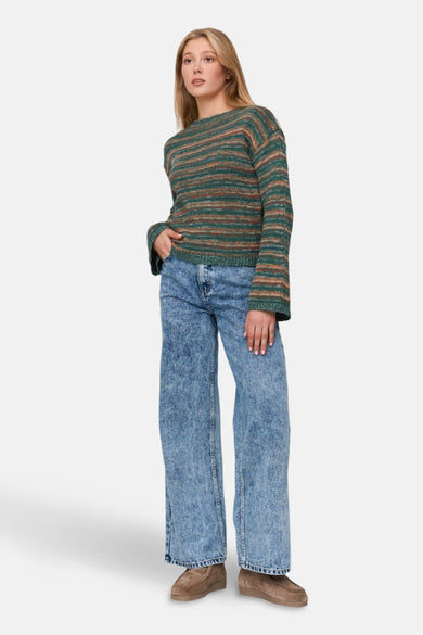 T-shirt vert avec col rond de 24 Colleurs,,, des rayures horizontales en tons terreux, associé à des jeans larges et des chaussures en cuir.