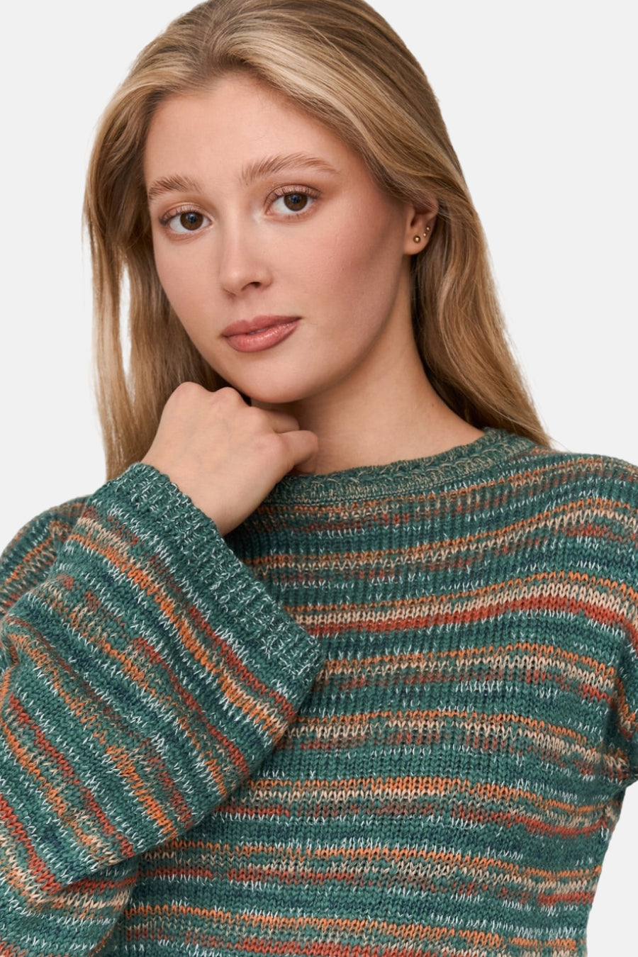 Jonge vrouw met blond haar in een groen gestreepte trui.