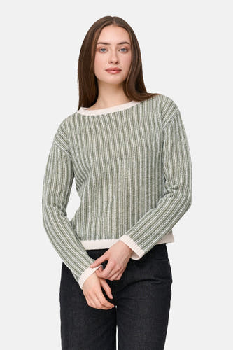 T-shirt vert avec col rond de 24 couleurs GMBH, en fine maille et longues manches, porté avec un jeans foncé.