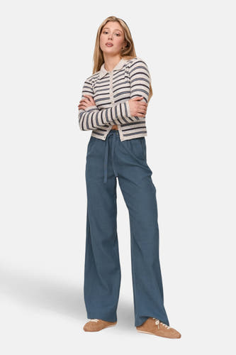 Ecru trui van 24 colours gmbh, met horizontale strepen, gedragen met blauwe broek en bruine schoenen.
