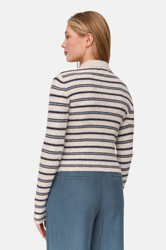 Ecru trui van 24 colours gmbh met horizontale strepen, gecombineerd met blauwe pantalon.
