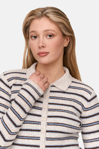 Ecru trui van 24 colours gmbh, met een gestreept patroon in blauw en bruin, met knopen.