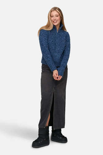 Blauw vest van 24 colours gmbh, gecombineerd met een lange grijze rok met split en zwarte moonboots.
