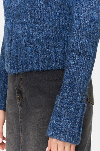 Blauw gilet van 24 colours gmbh, met een grove gebreide textuur en lange mouwen, gecombineerd met een grijze rok.
