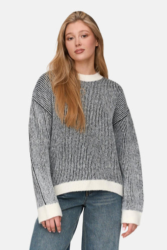 Vrouw in gestreepte trui en jeans.