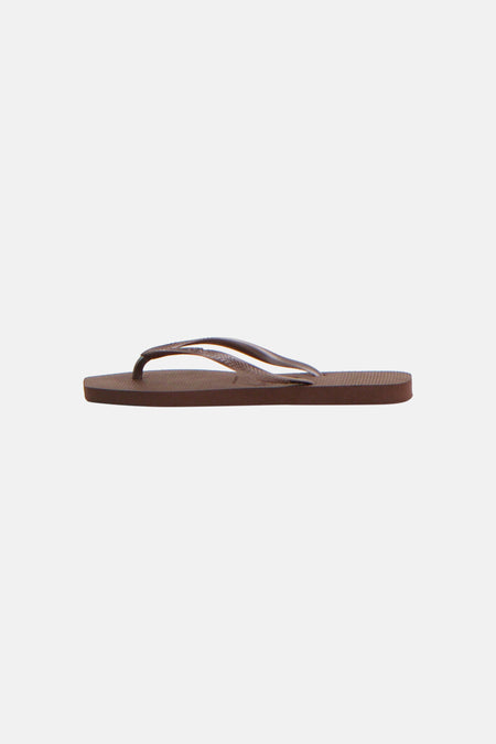 Bruine slippers van Havaianas met dunne bandjes en een gestructureerde zool, zijaanzicht.